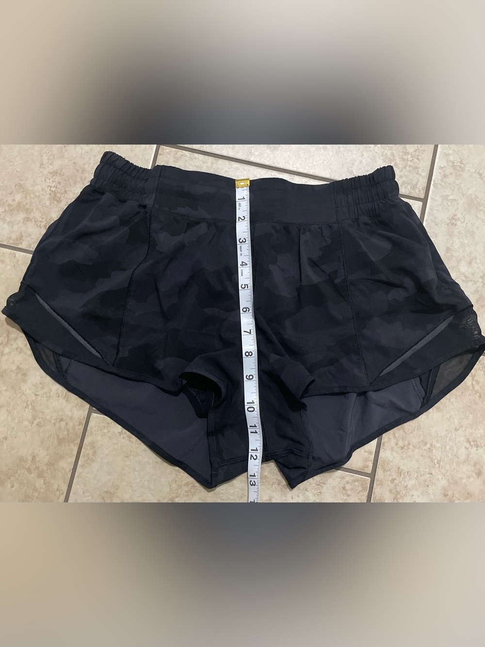 Lululemon Hotty Hot Short II *2.5" - Picture 2 of 9